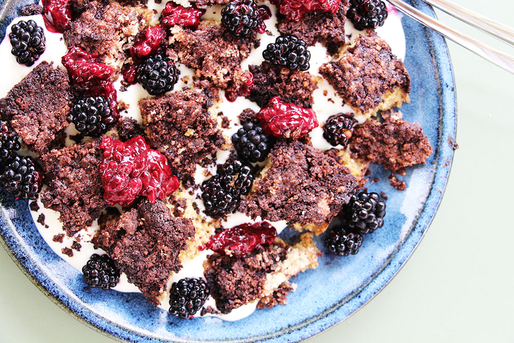Chocoladecake in stukken met yoghurt en verse bramen – glutenvrij recept